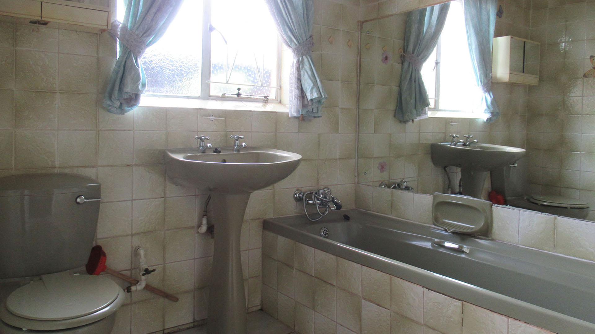 Bathroom 1 - 4 square meters of property in Elspark