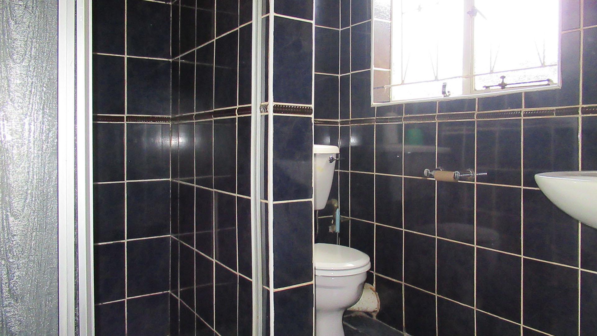 Main Bathroom - 7 square meters of property in Elspark