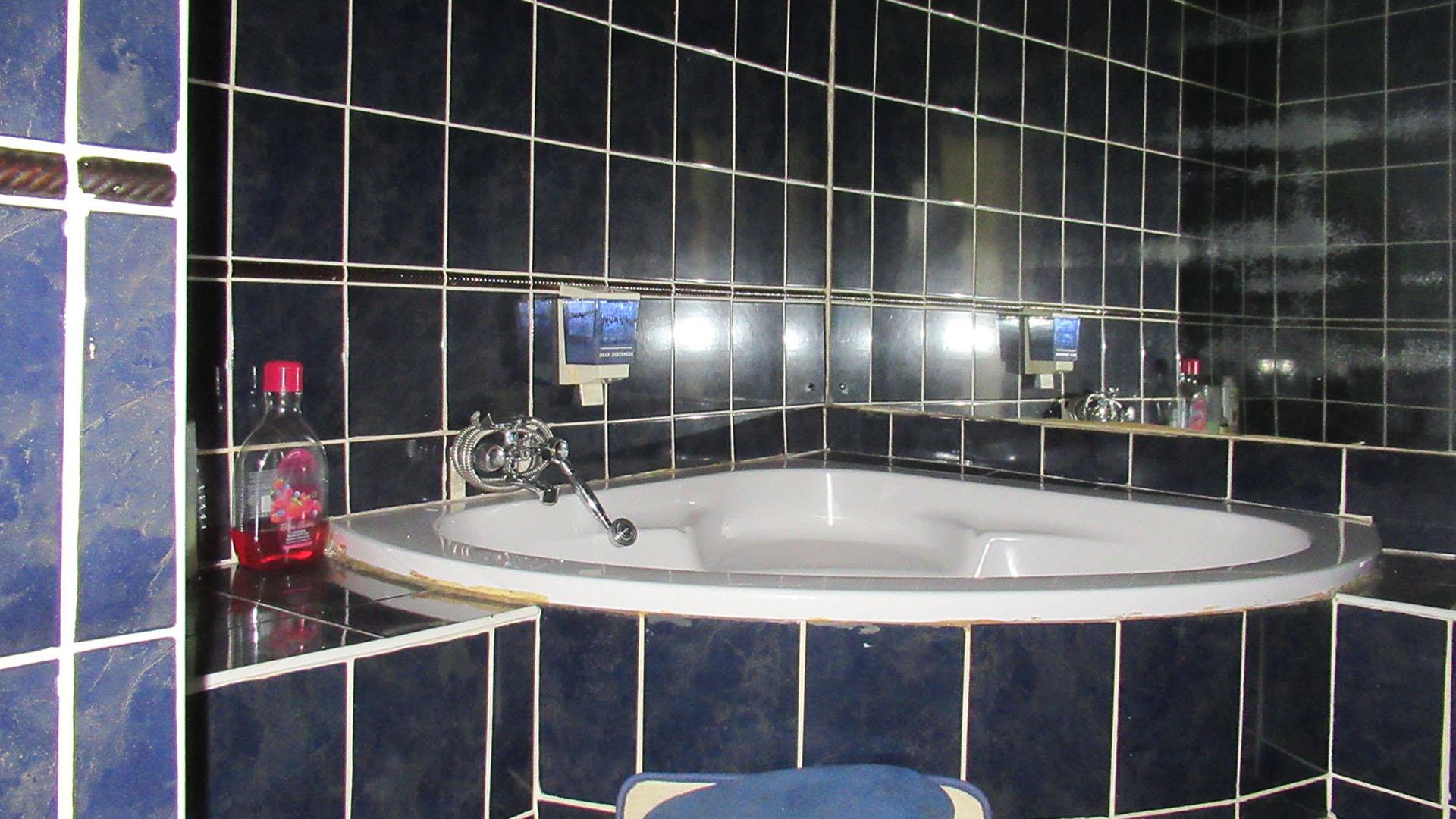 Main Bathroom - 7 square meters of property in Elspark