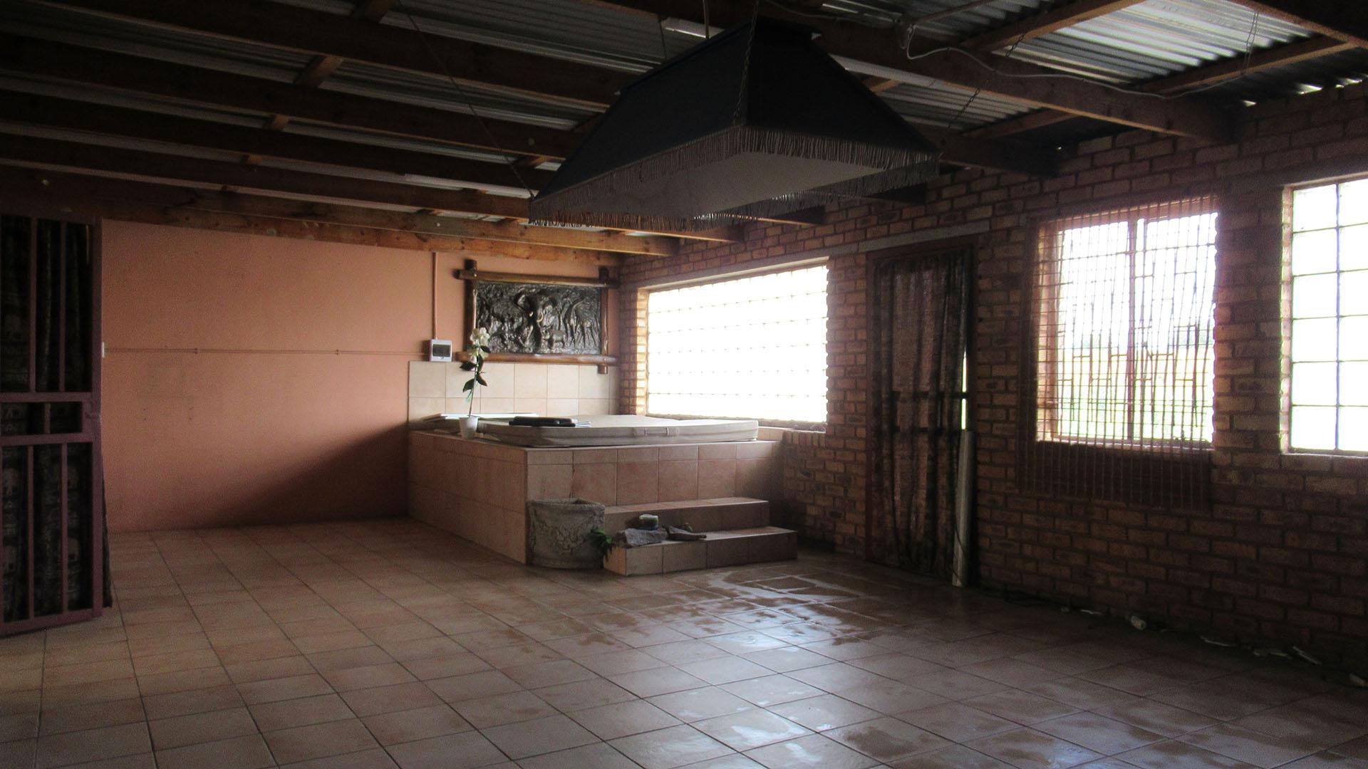 Lounges - 36 square meters of property in Elspark