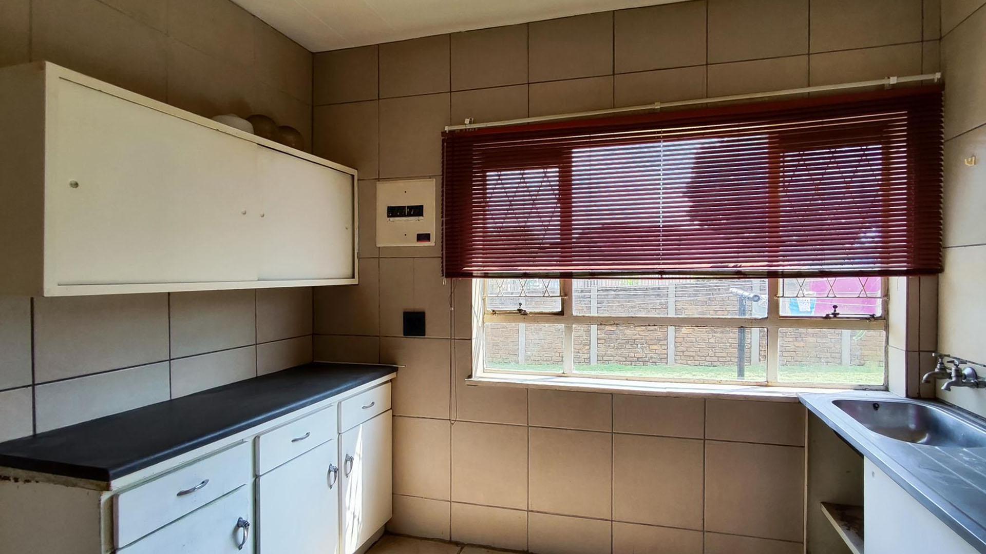 Kitchen - 8 square meters of property in Ravensklip