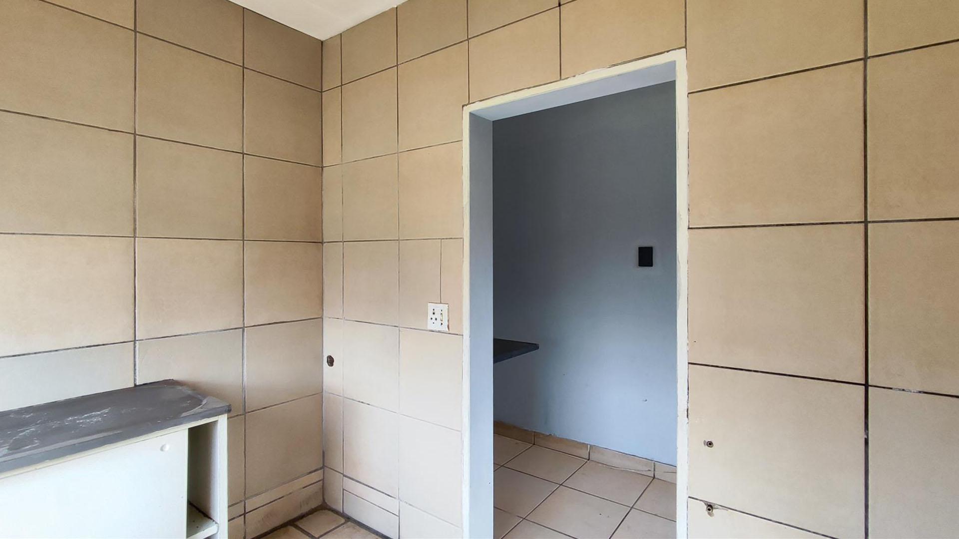 Kitchen - 8 square meters of property in Ravensklip