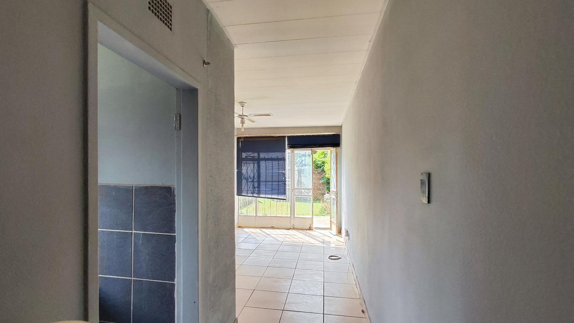 Spaces - 8 square meters of property in Ravensklip