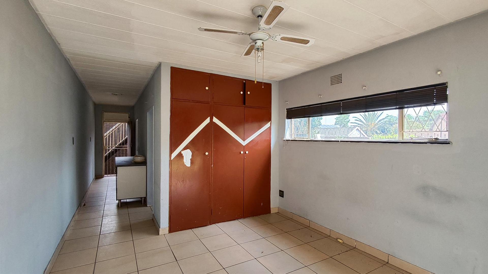 Bed Room 1 - 18 square meters of property in Ravensklip