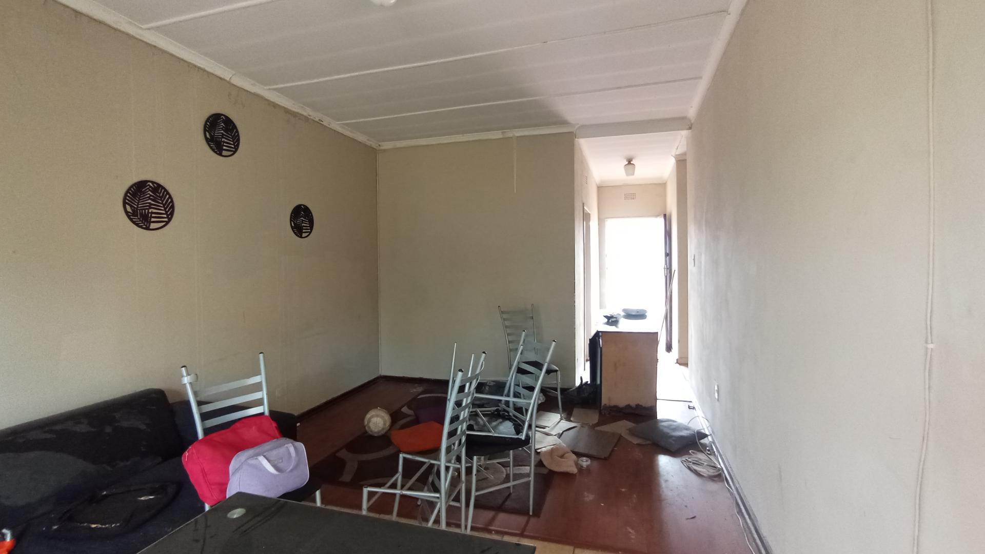 Lounges - 25 square meters of property in Horison View