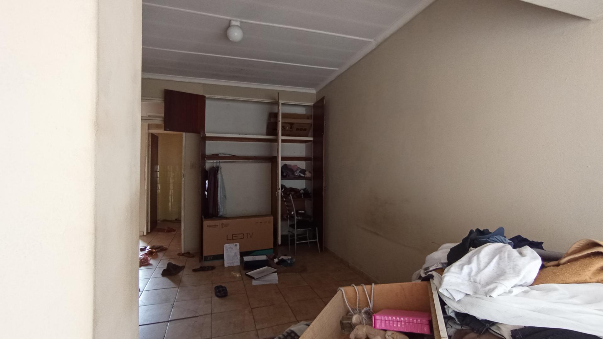 Bed Room 1 - 16 square meters of property in Horison View