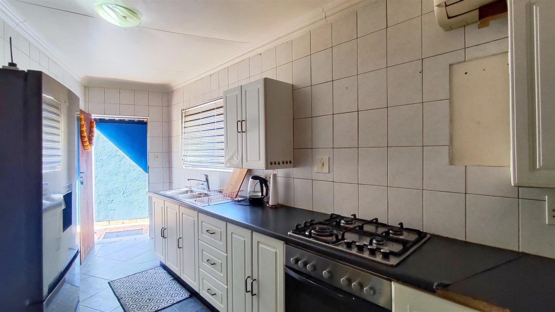 Kitchen - 16 square meters of property in Vaalmarina