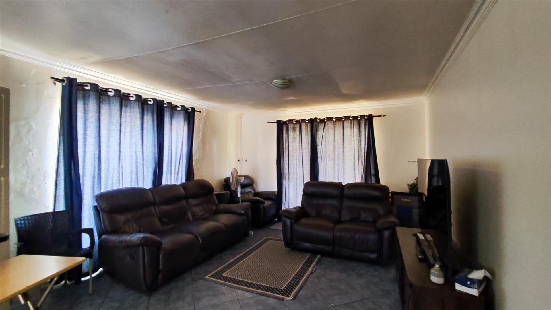 Lounges - 20 square meters of property in Vaalmarina