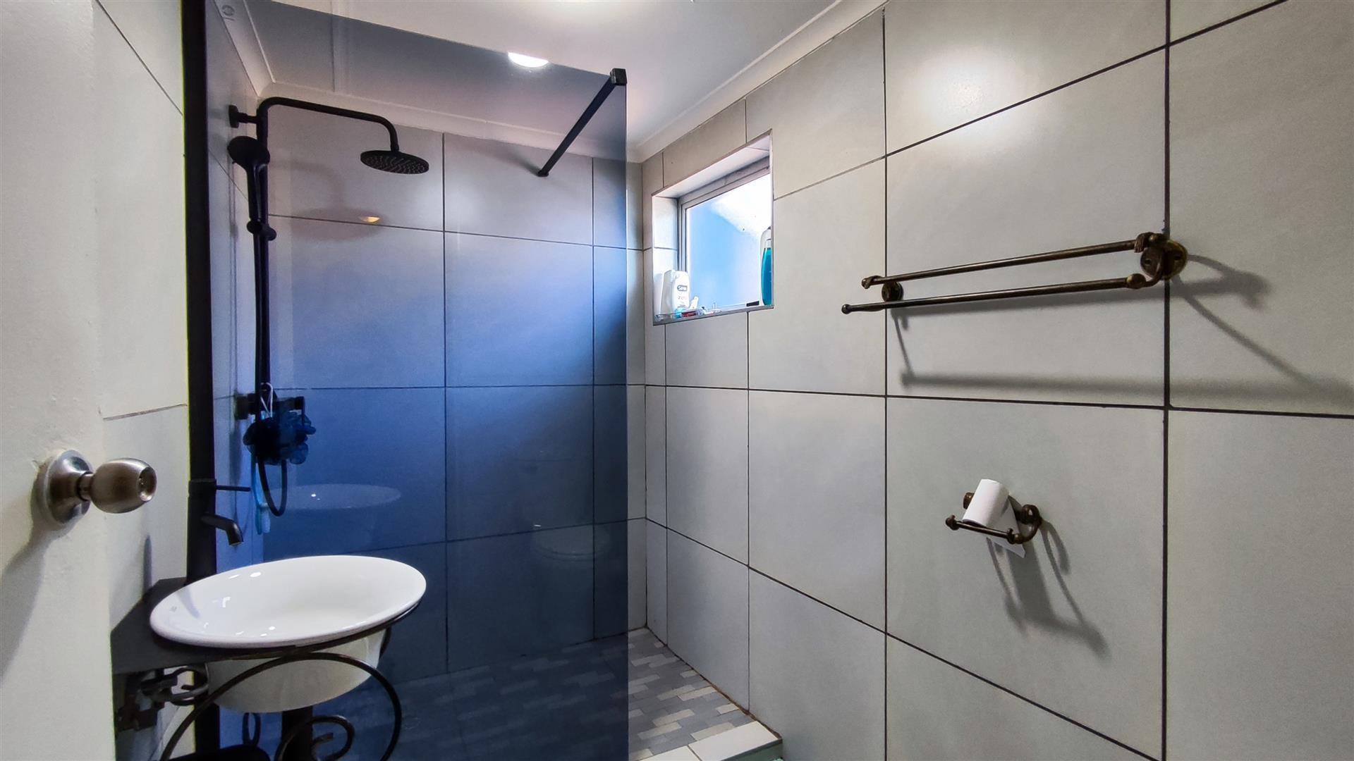 Bed Room 1 - 13 square meters of property in Vaalmarina