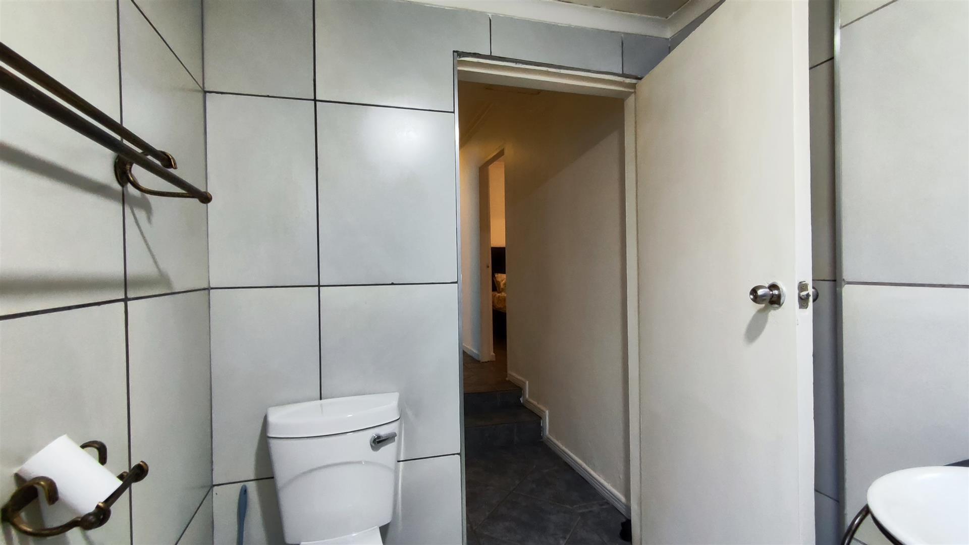 Bathroom 1 - 5 square meters of property in Vaalmarina