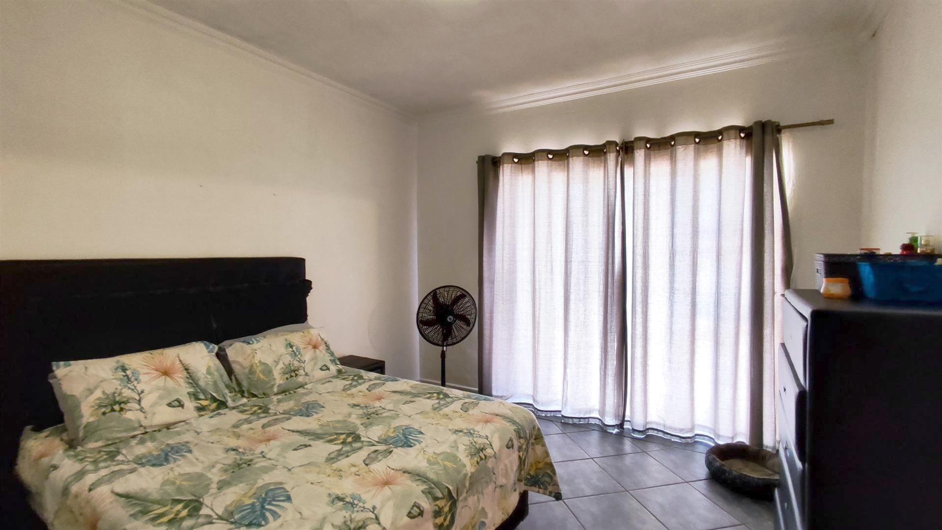 Main Bedroom - 15 square meters of property in Vaalmarina