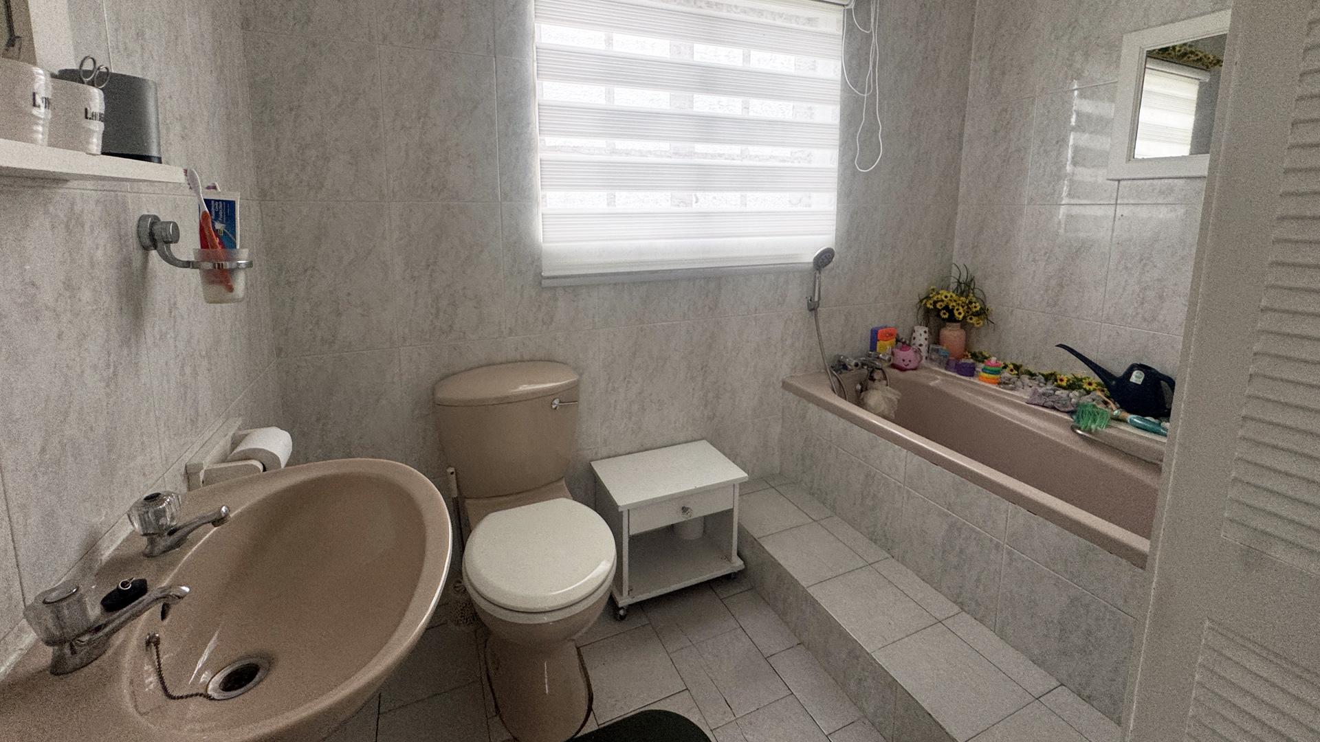 Bathroom 2 of property in Gonubie
