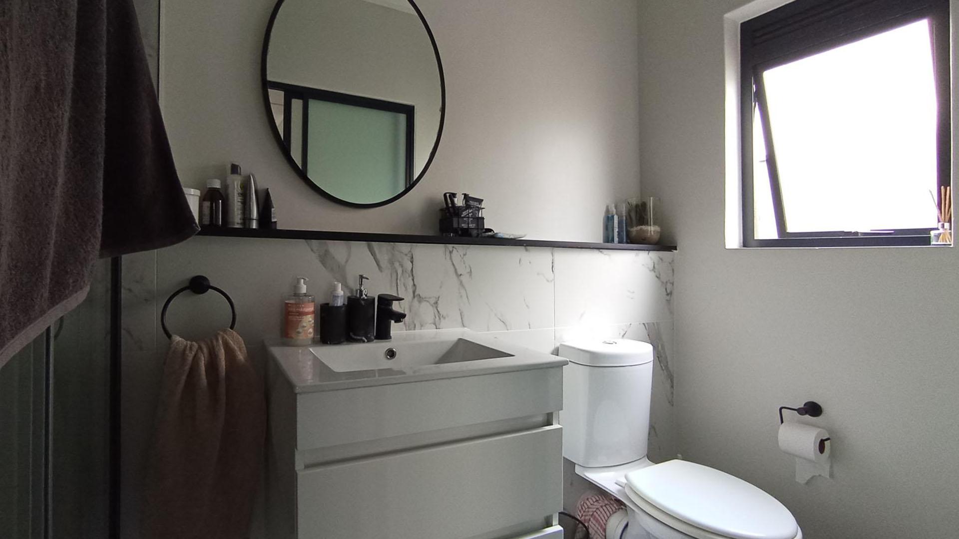 Bathroom 1 - 4 square meters of property in Jukskei View