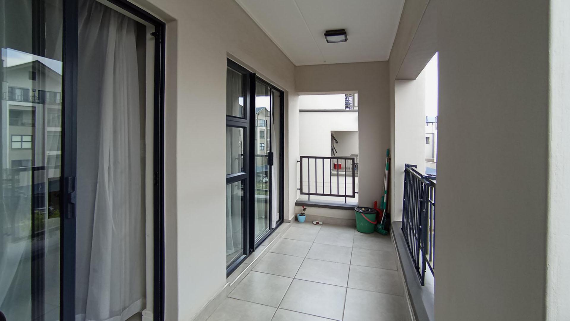 Balcony - 9 square meters of property in Jukskei View