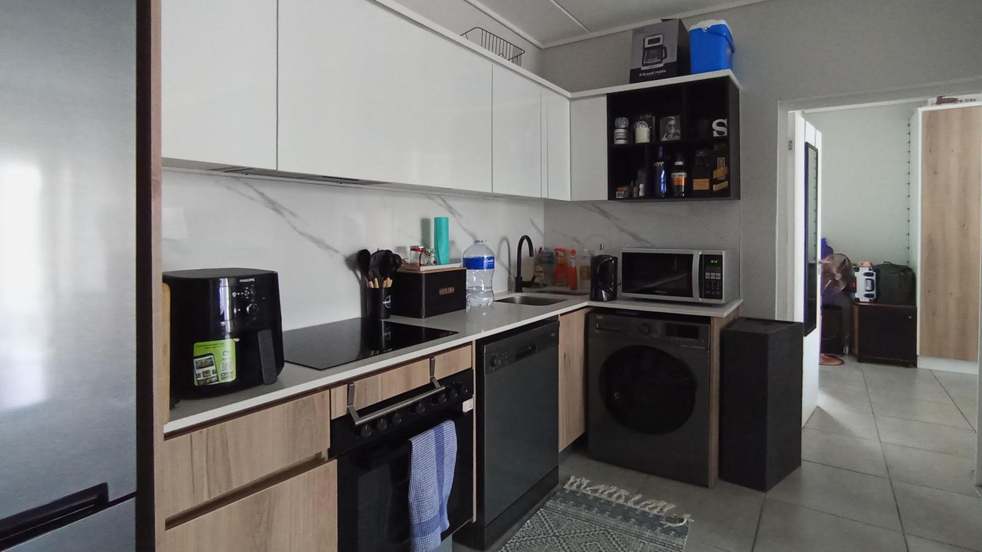 Kitchen - 9 square meters of property in Jukskei View