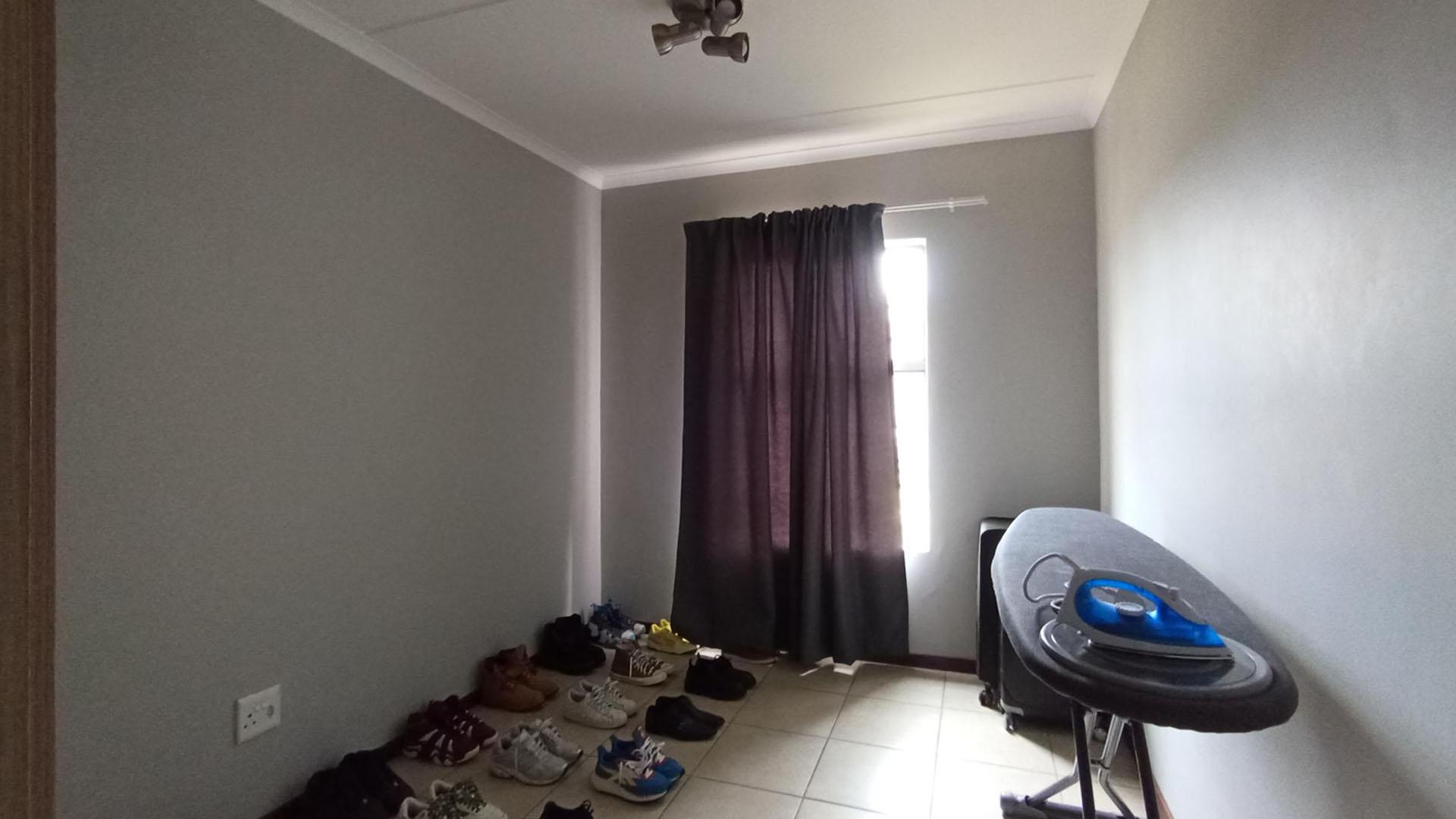 Bed Room 1 - 11 square meters of property in Sagewood