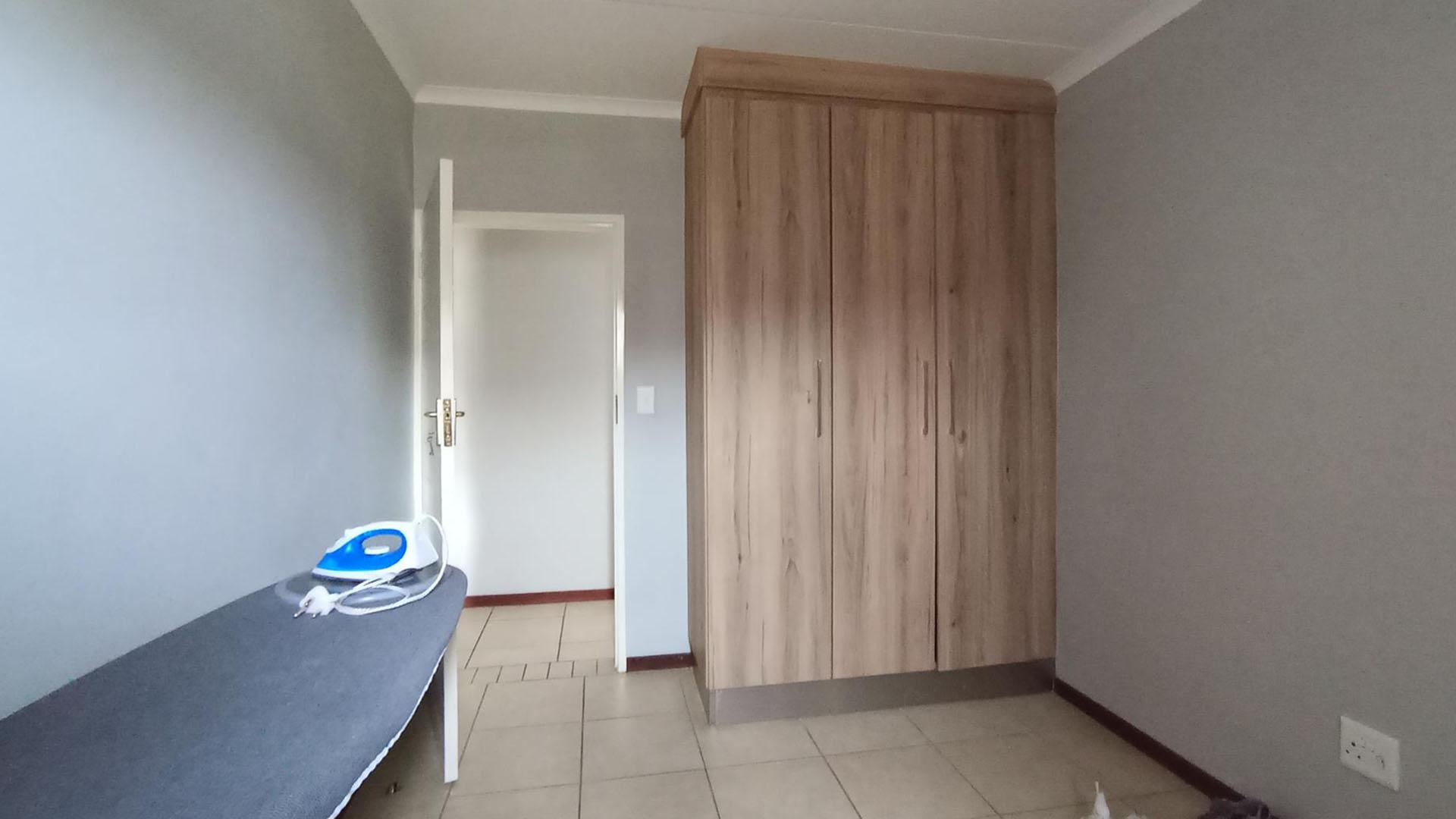 Bed Room 1 - 11 square meters of property in Sagewood