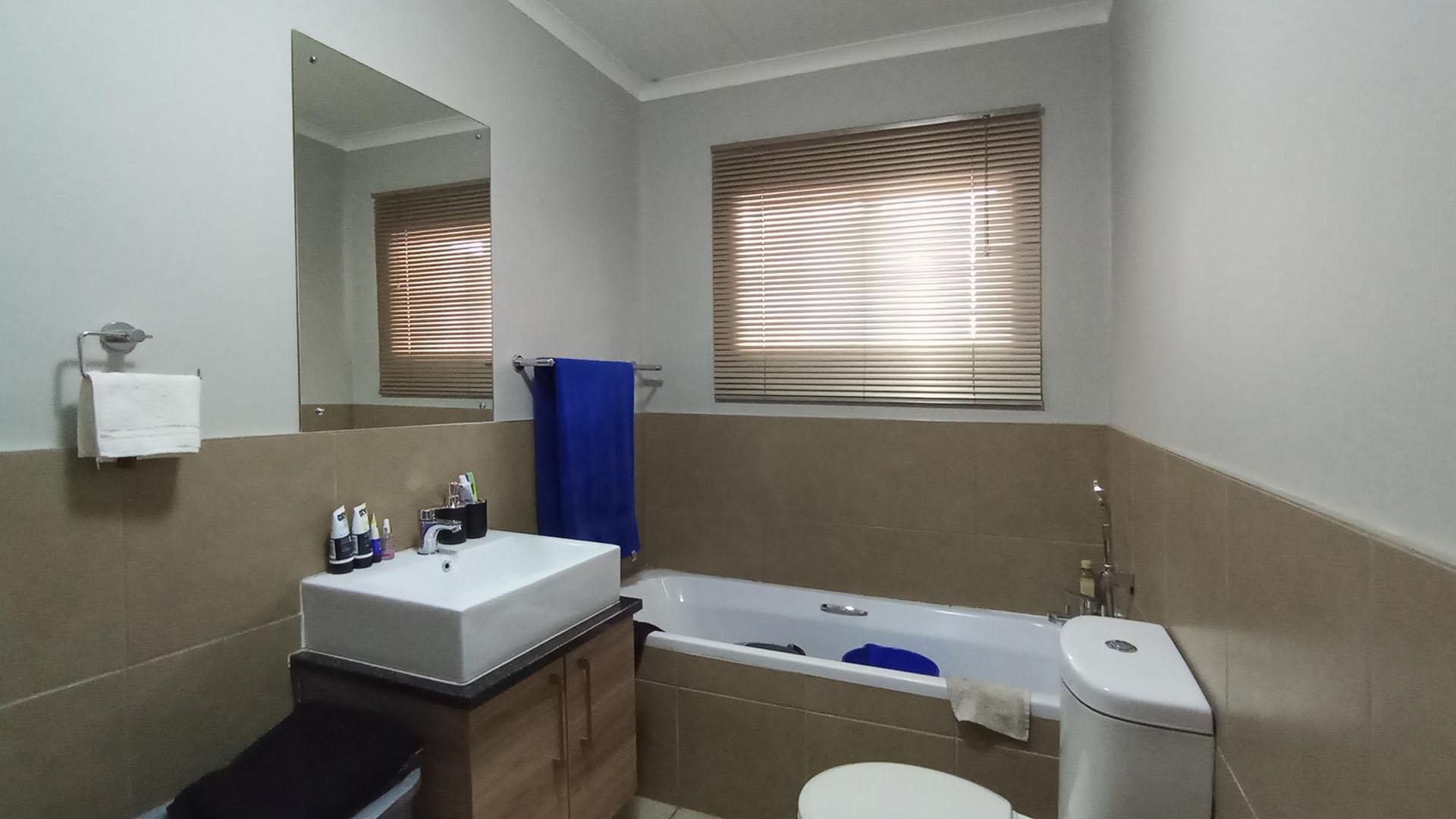 Bathroom 1 - 6 square meters of property in Sagewood