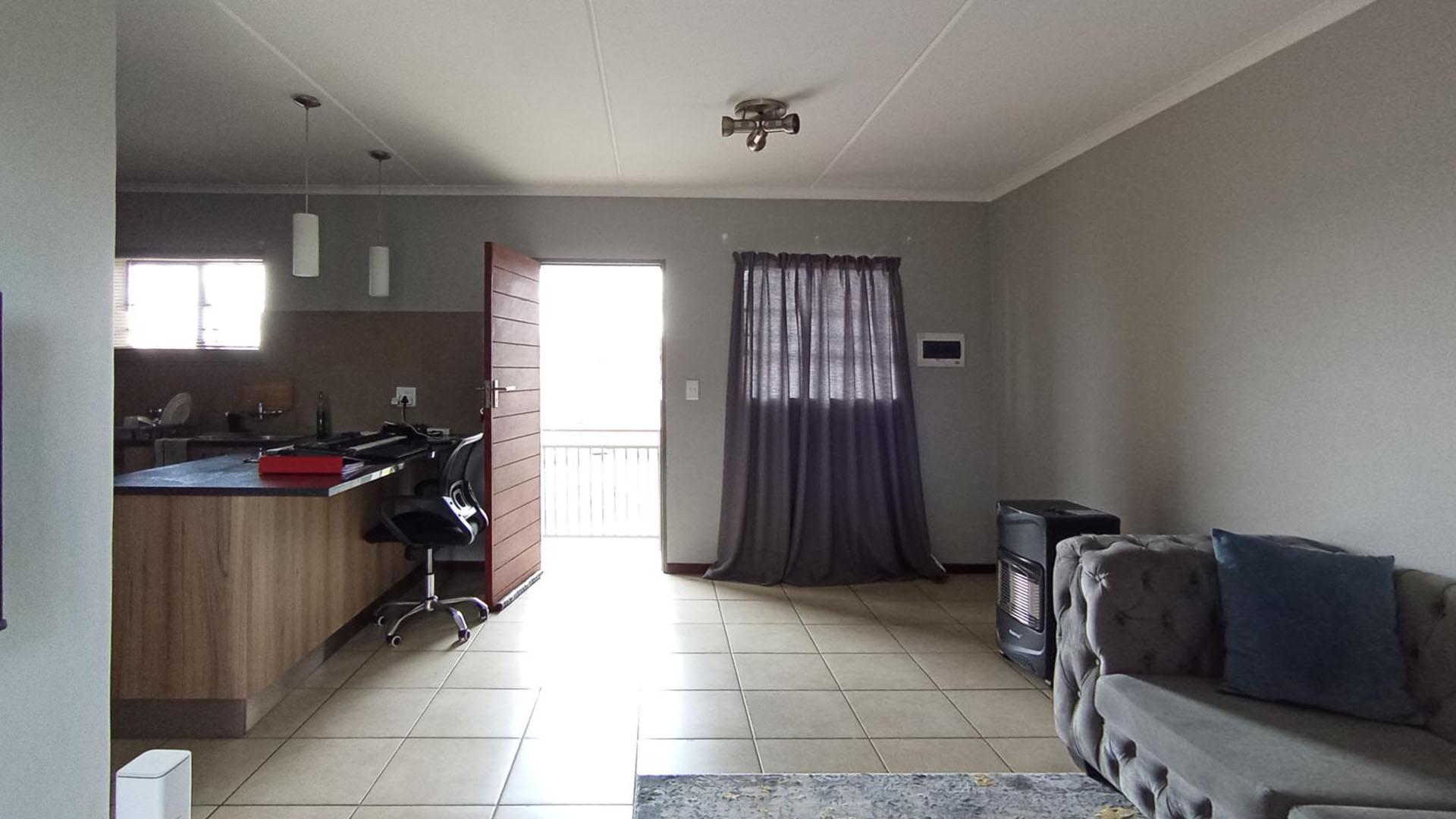 Lounges - 20 square meters of property in Sagewood