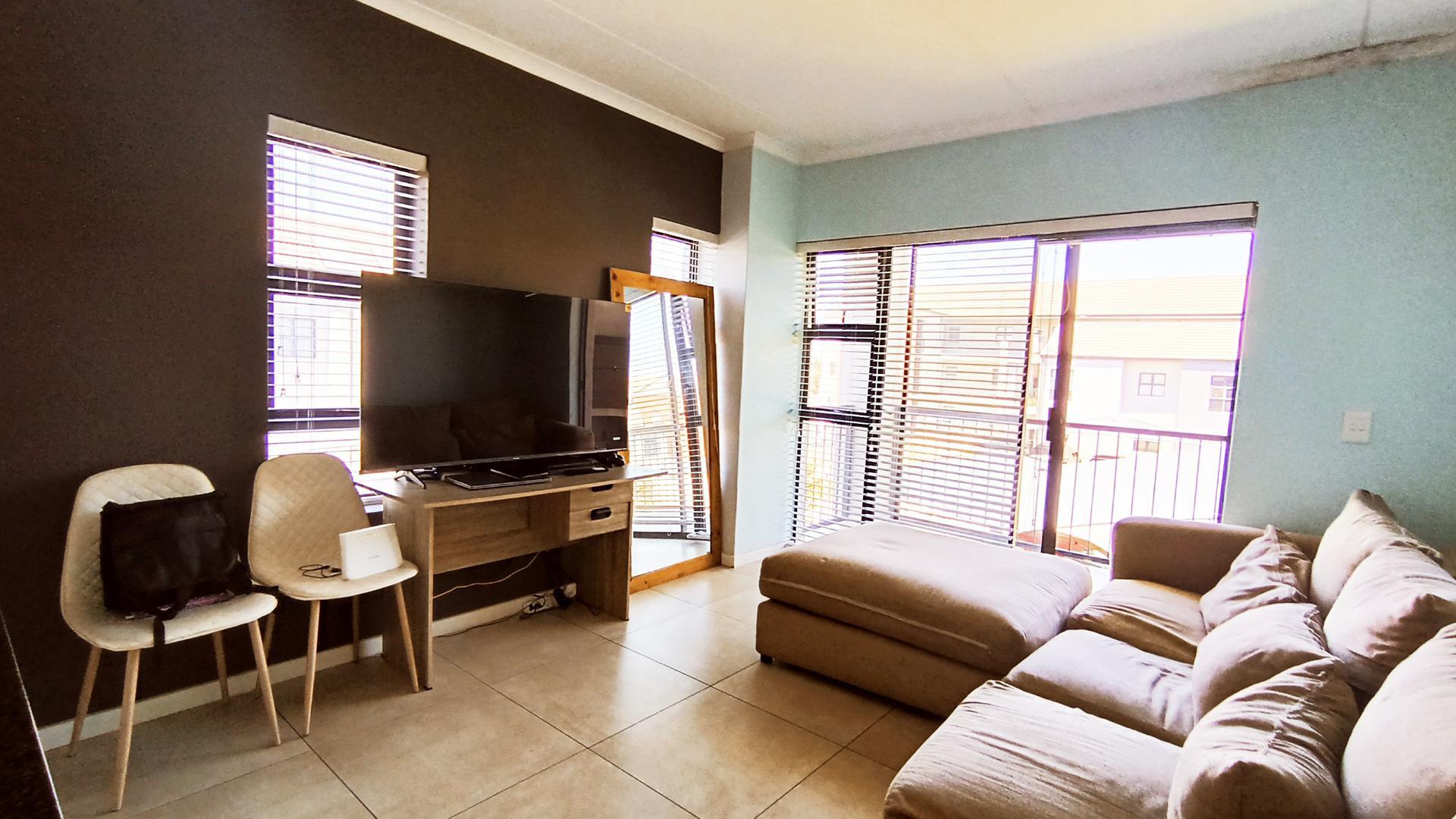 Lounges - 15 square meters of property in Kraaifontein