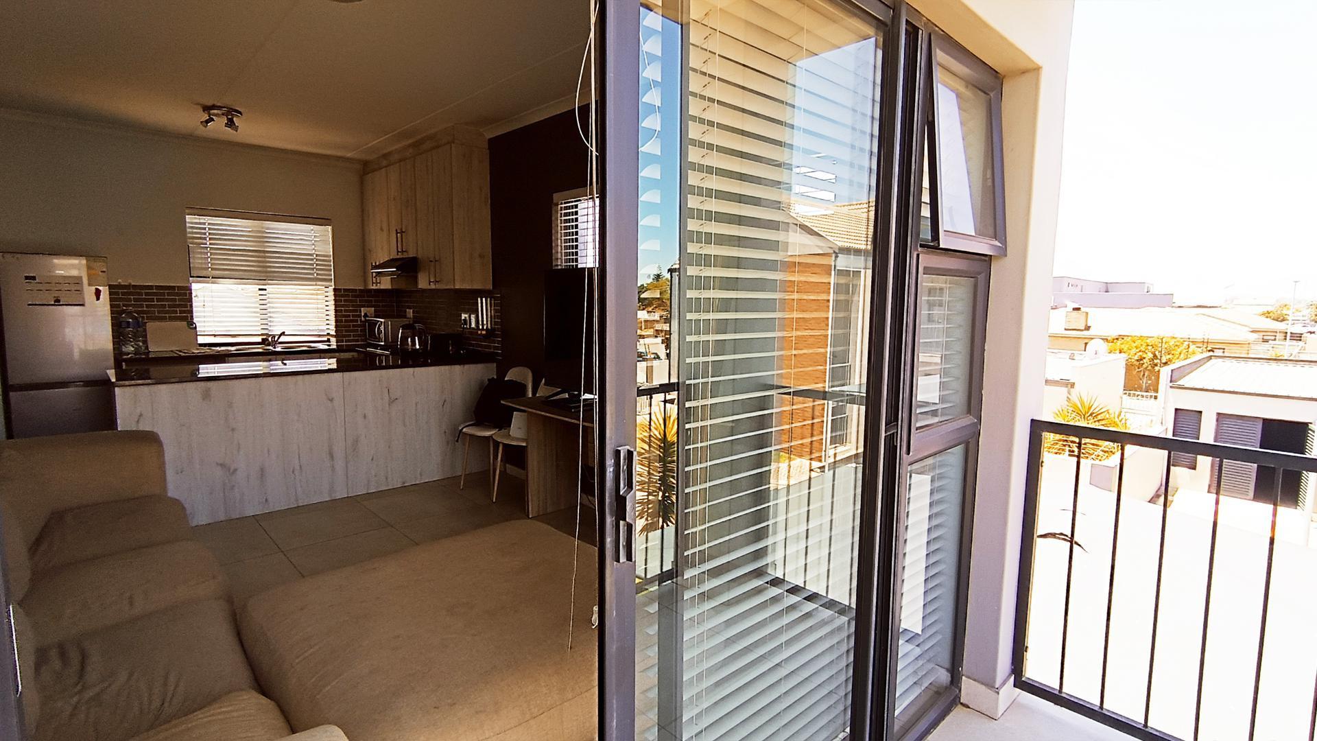 Balcony - 5 square meters of property in Kraaifontein