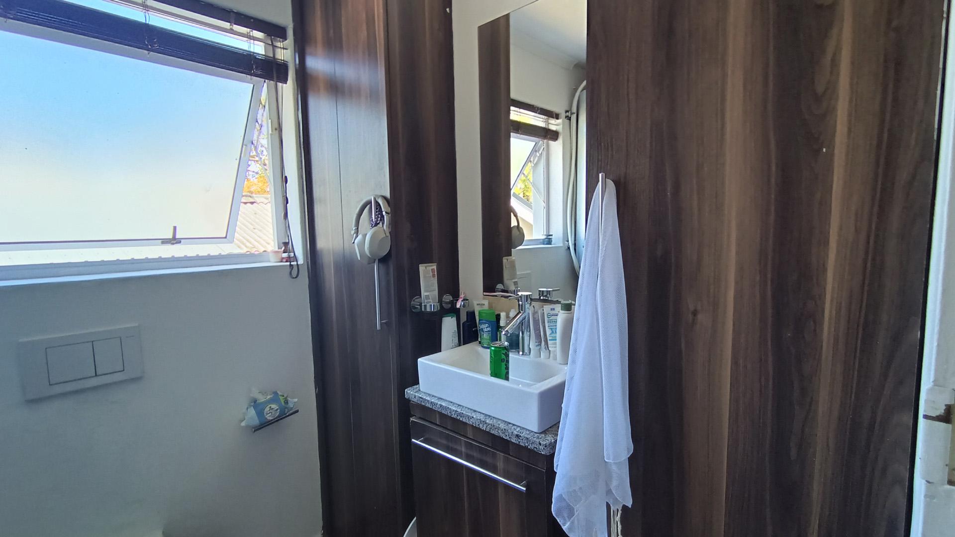 Bathroom 1 - 5 square meters of property in Rondebosch  