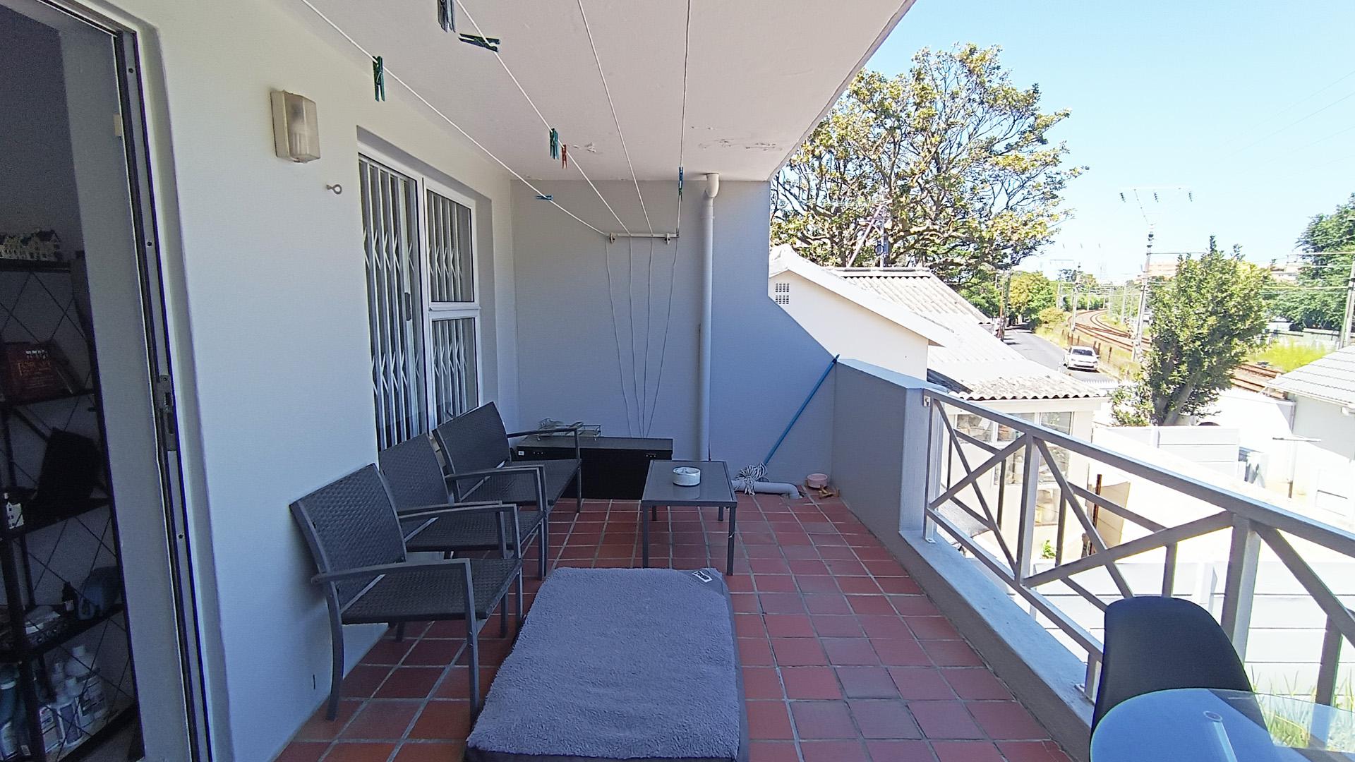 Balcony - 19 square meters of property in Rondebosch  