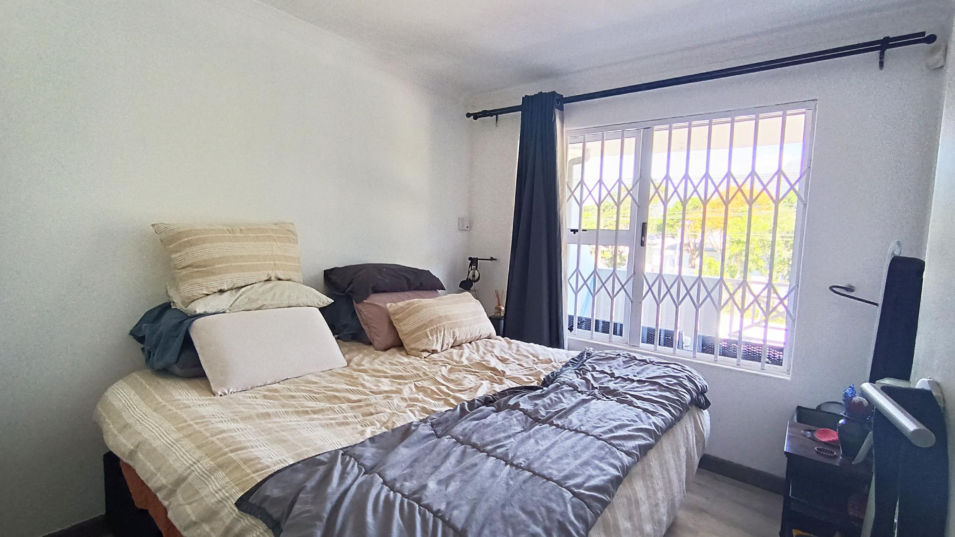 Bed Room 1 - 11 square meters of property in Rondebosch  