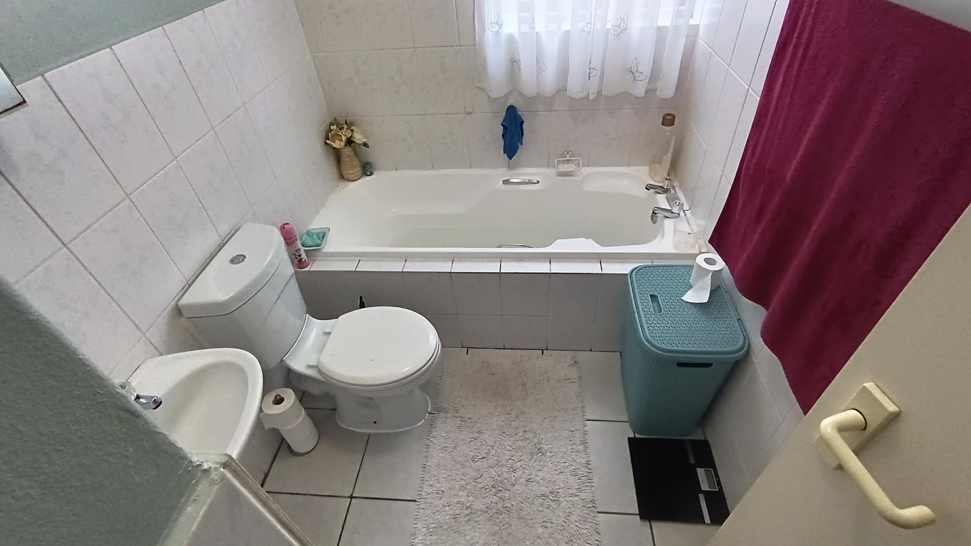 Bathroom 1 - 5 square meters of property in Brackenfell
