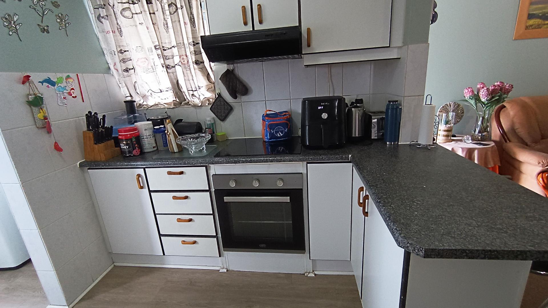 Kitchen - 9 square meters of property in Brackenfell