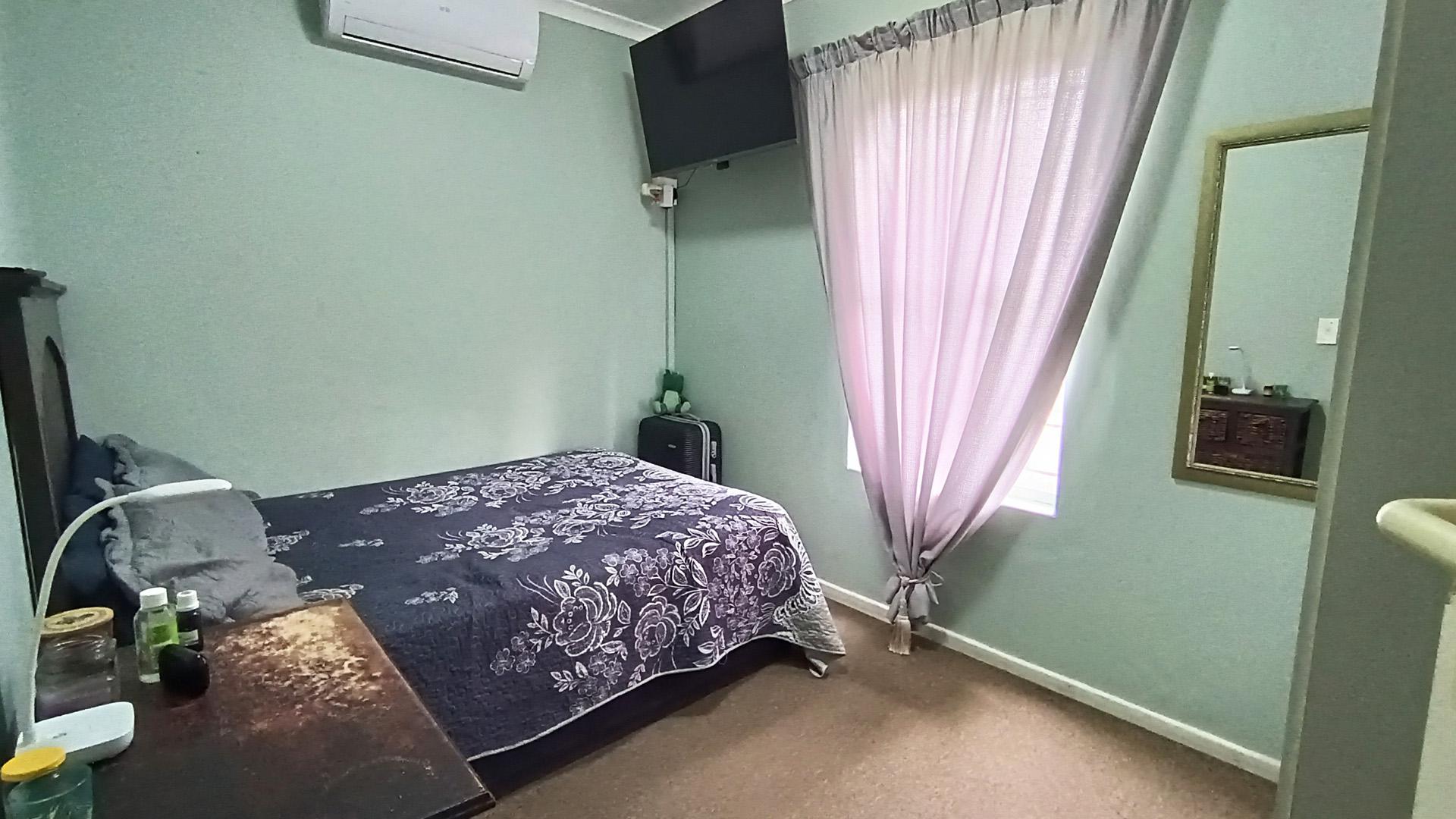 Bed Room 1 - 10 square meters of property in Brackenfell