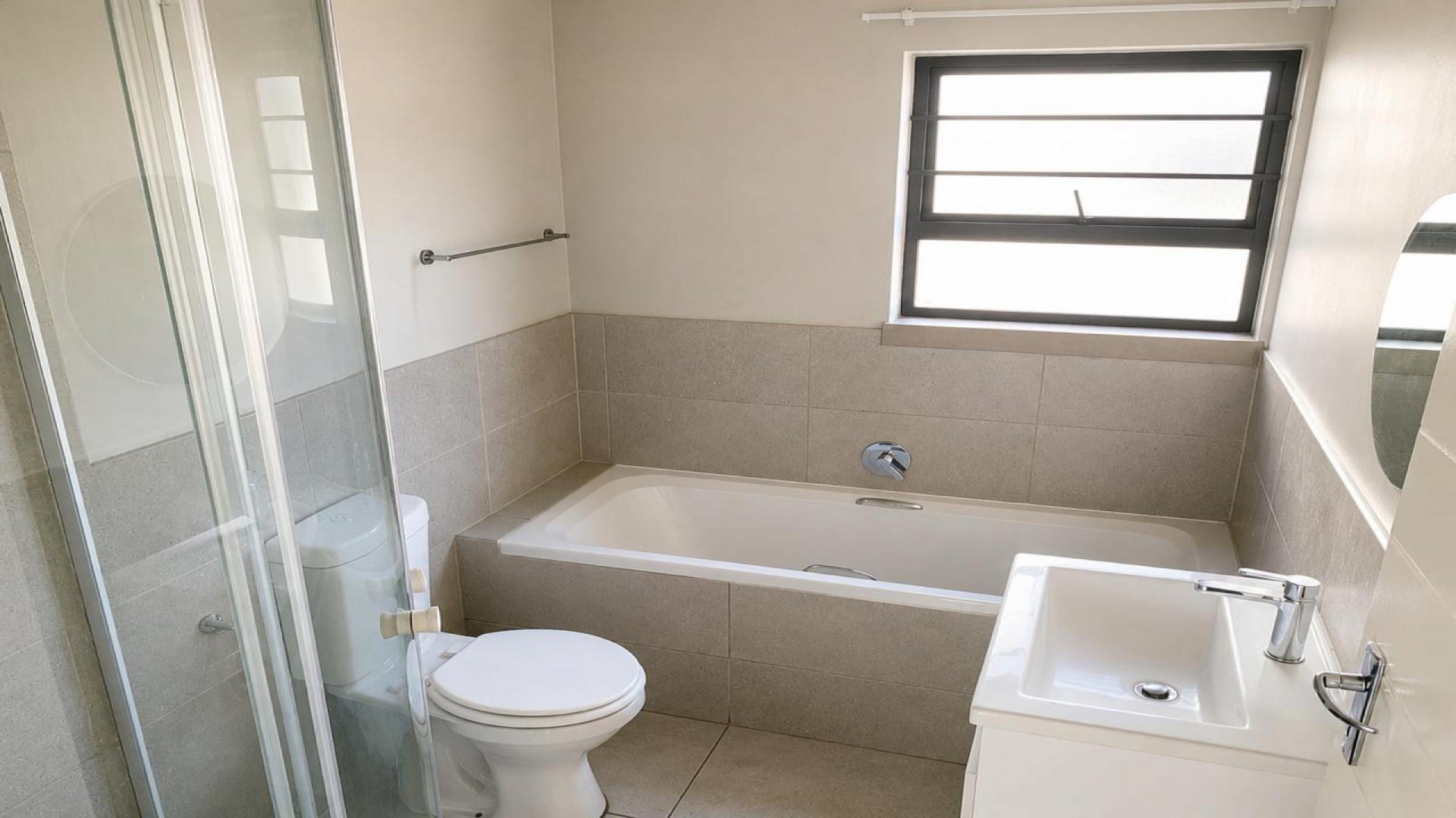 Bathroom 1 of property in Sinoville