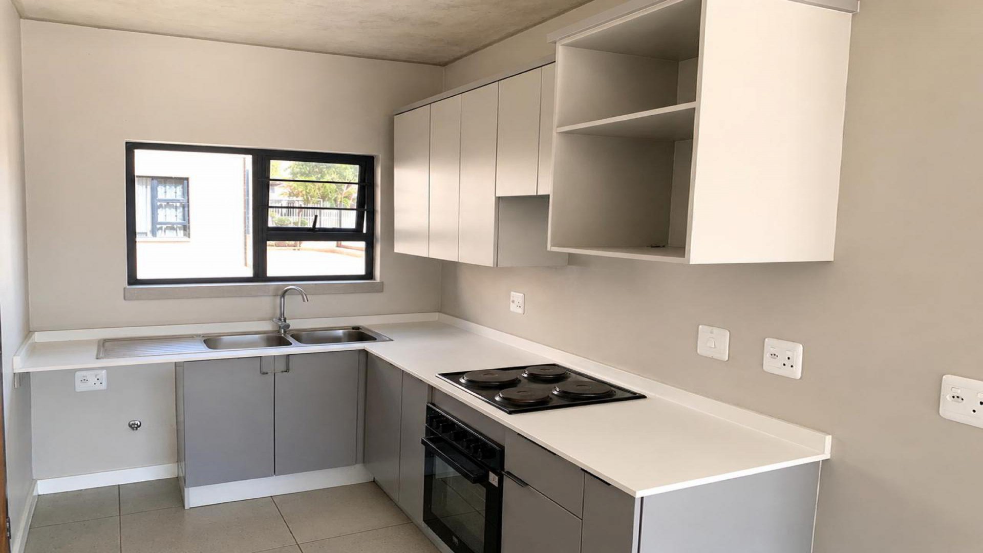 Kitchen of property in Sinoville
