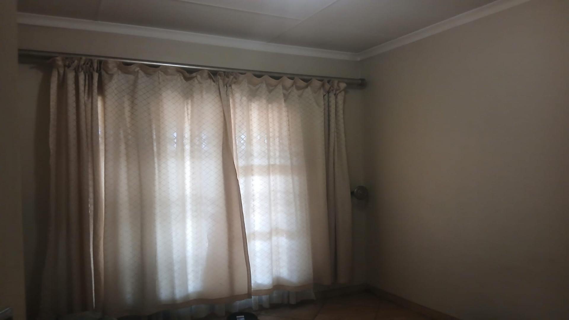 Bed Room 1 of property in Rustenburg