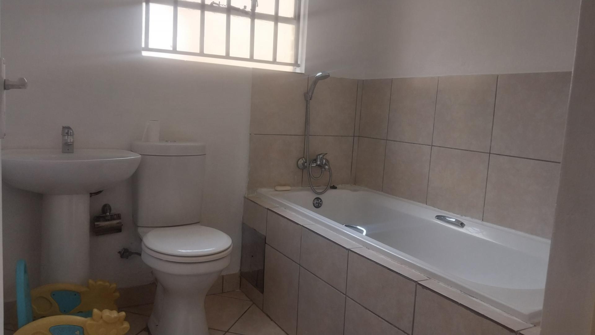 Bathroom 2 of property in Dawn Park