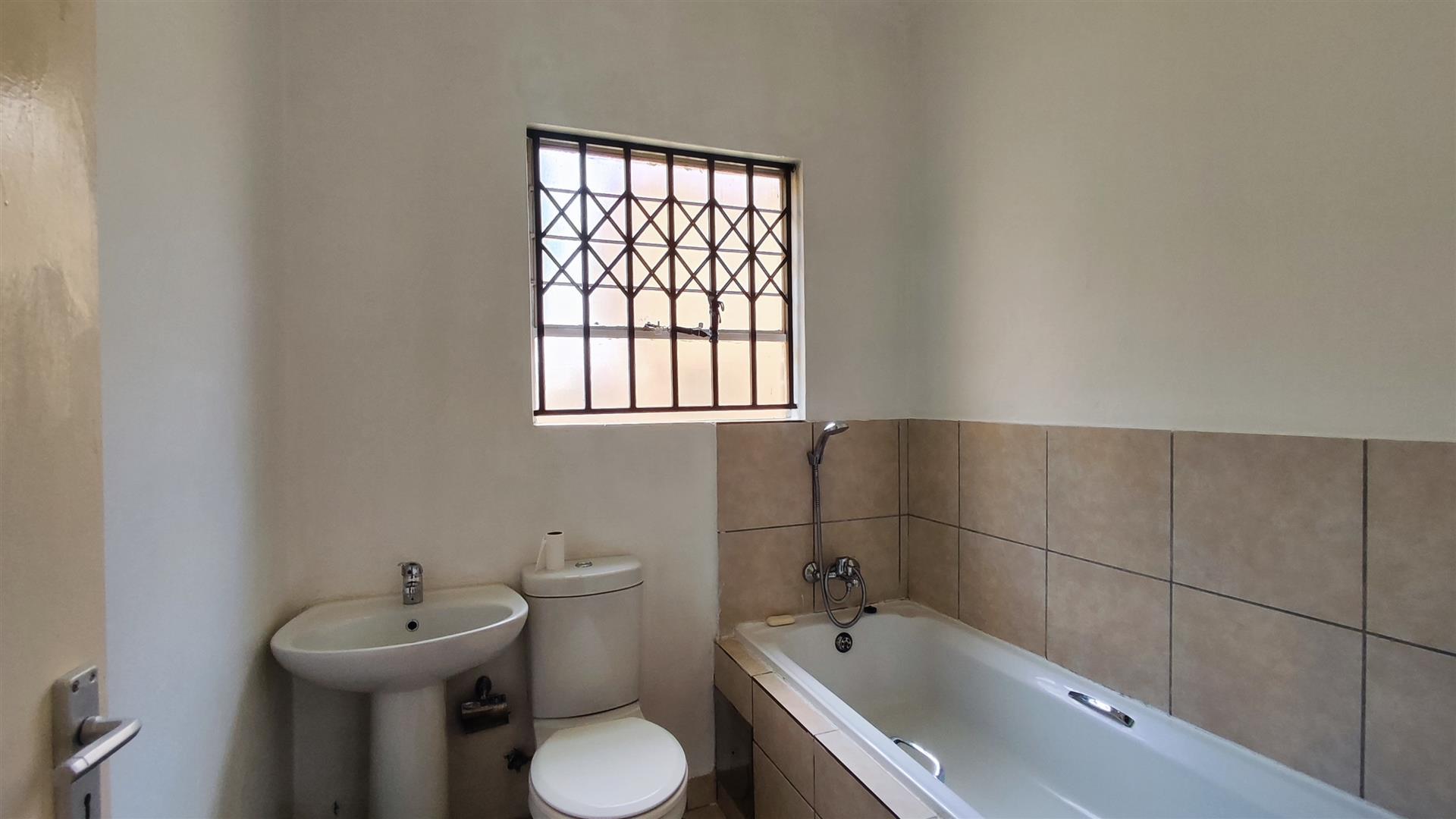 Bathroom 1 - 5 square meters of property in Dawn Park