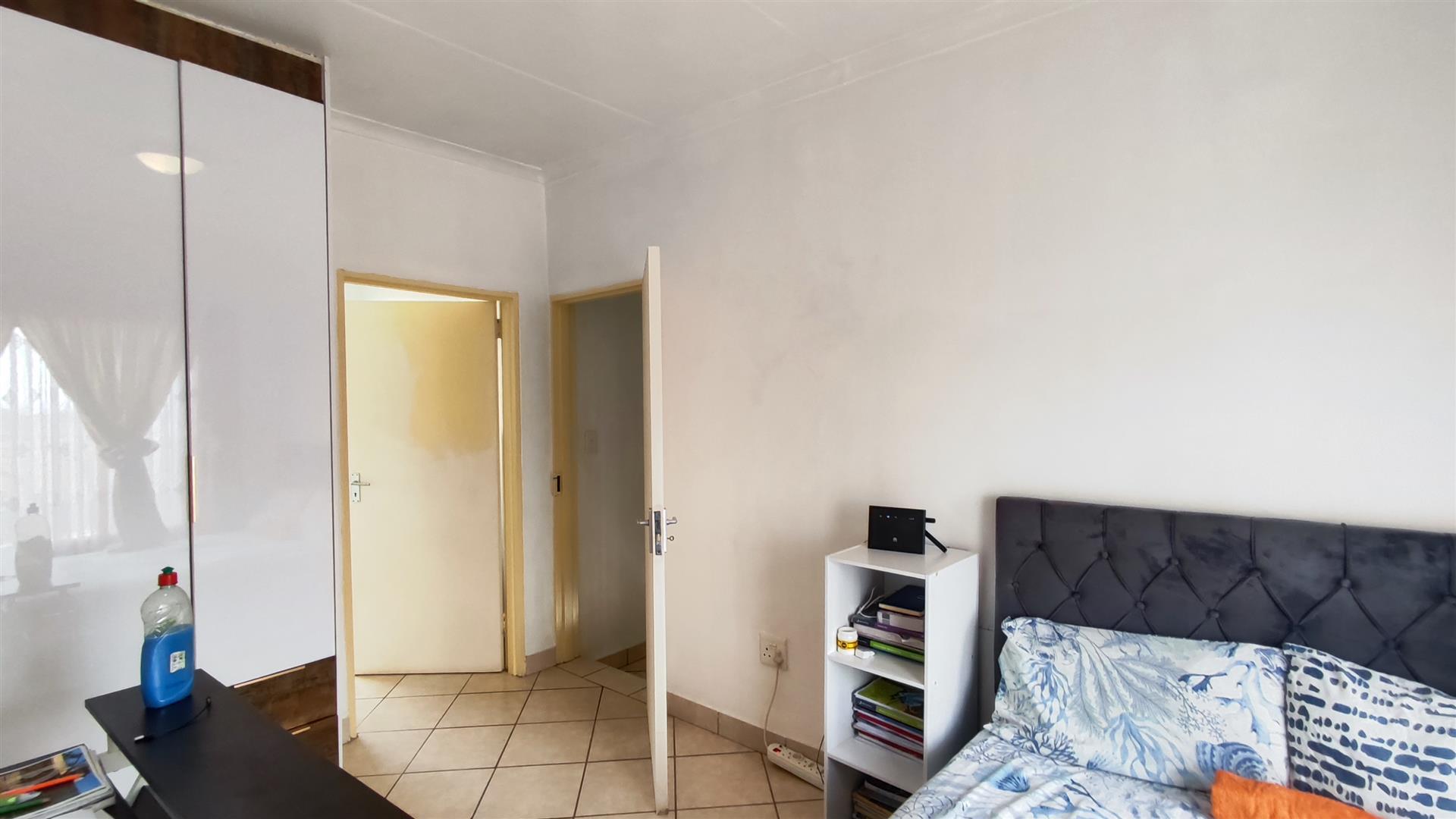 Main Bedroom - 11 square meters of property in Dawn Park