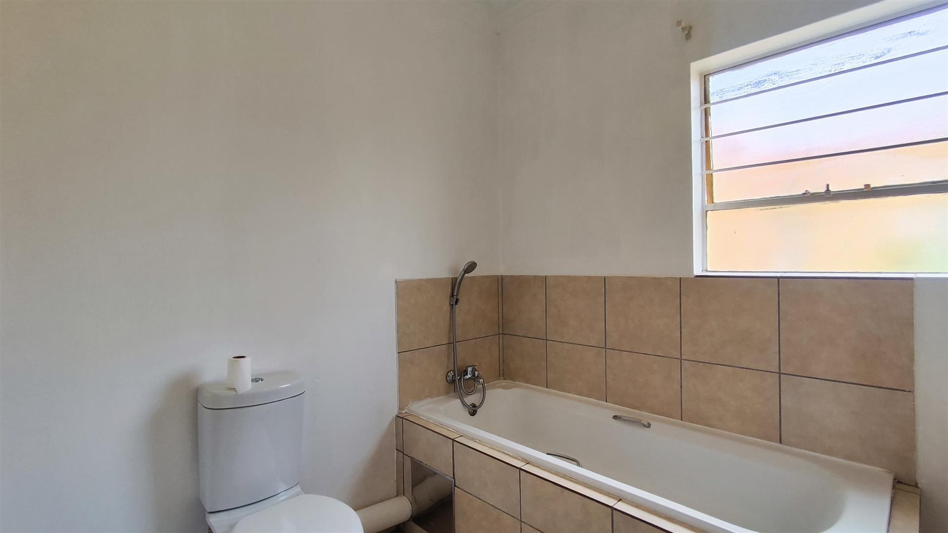 Main Bathroom - 7 square meters of property in Dawn Park
