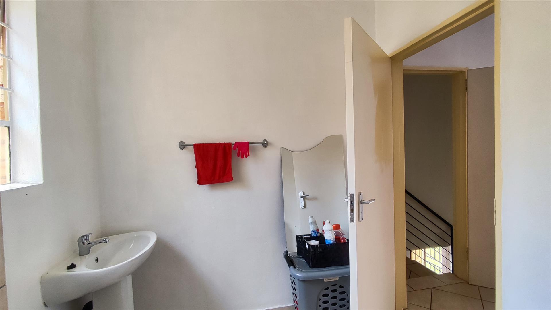 Main Bathroom - 7 square meters of property in Dawn Park