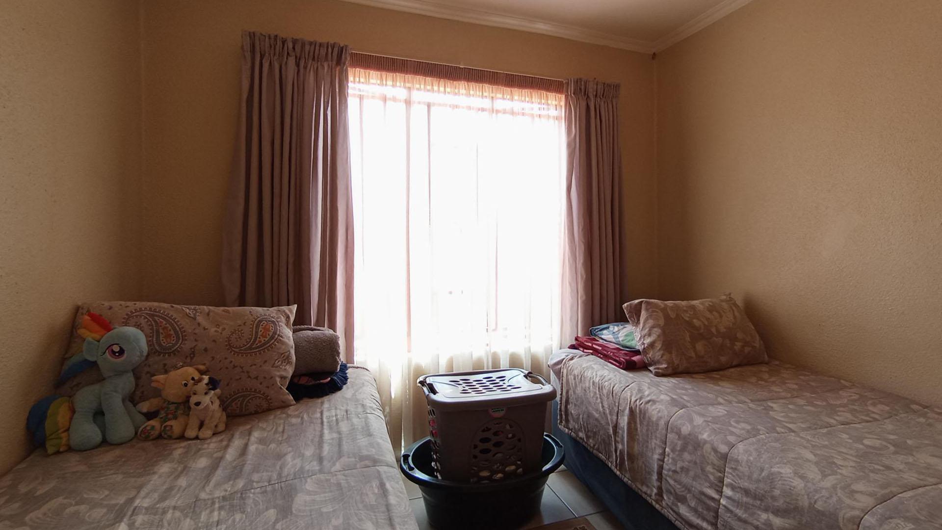 Bed Room 2 - 10 square meters of property in Soshanguve East