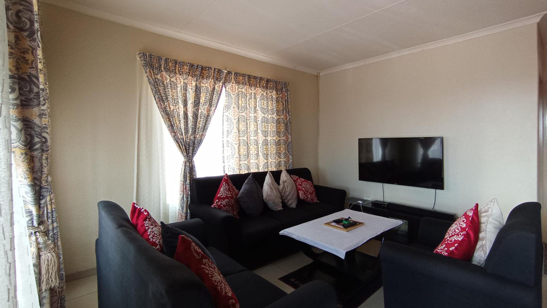 Lounges - 15 square meters of property in Soshanguve East