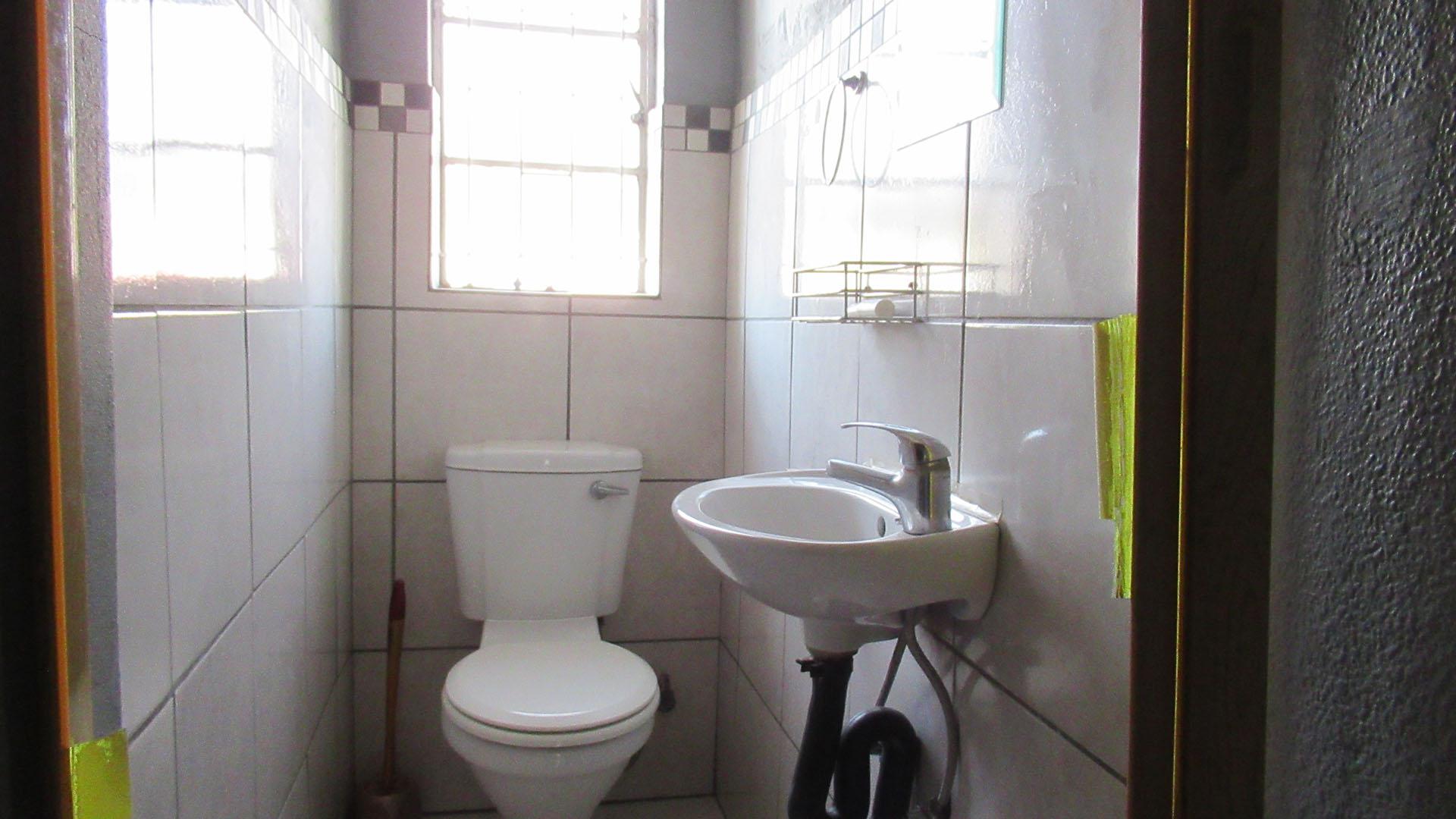 Bathroom 1 - 2 square meters of property in Elsburg