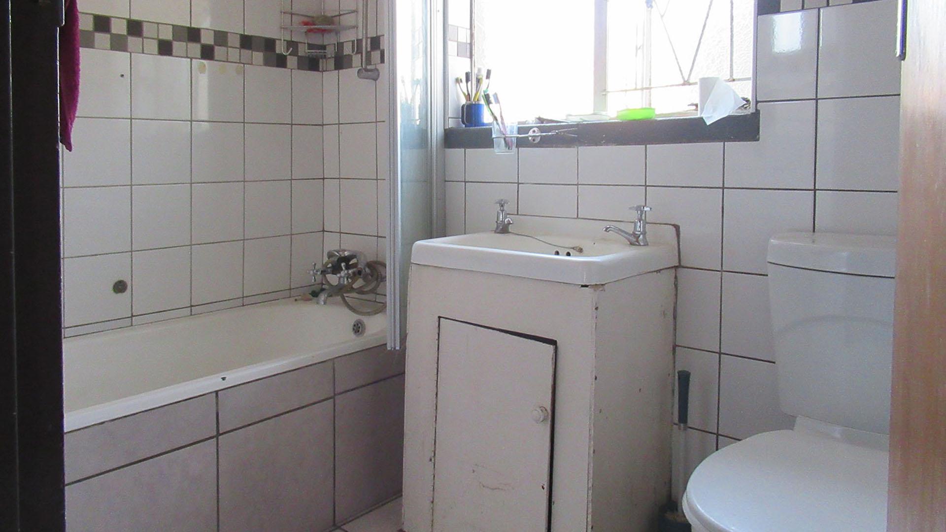Bathroom 2 - 4 square meters of property in Elsburg
