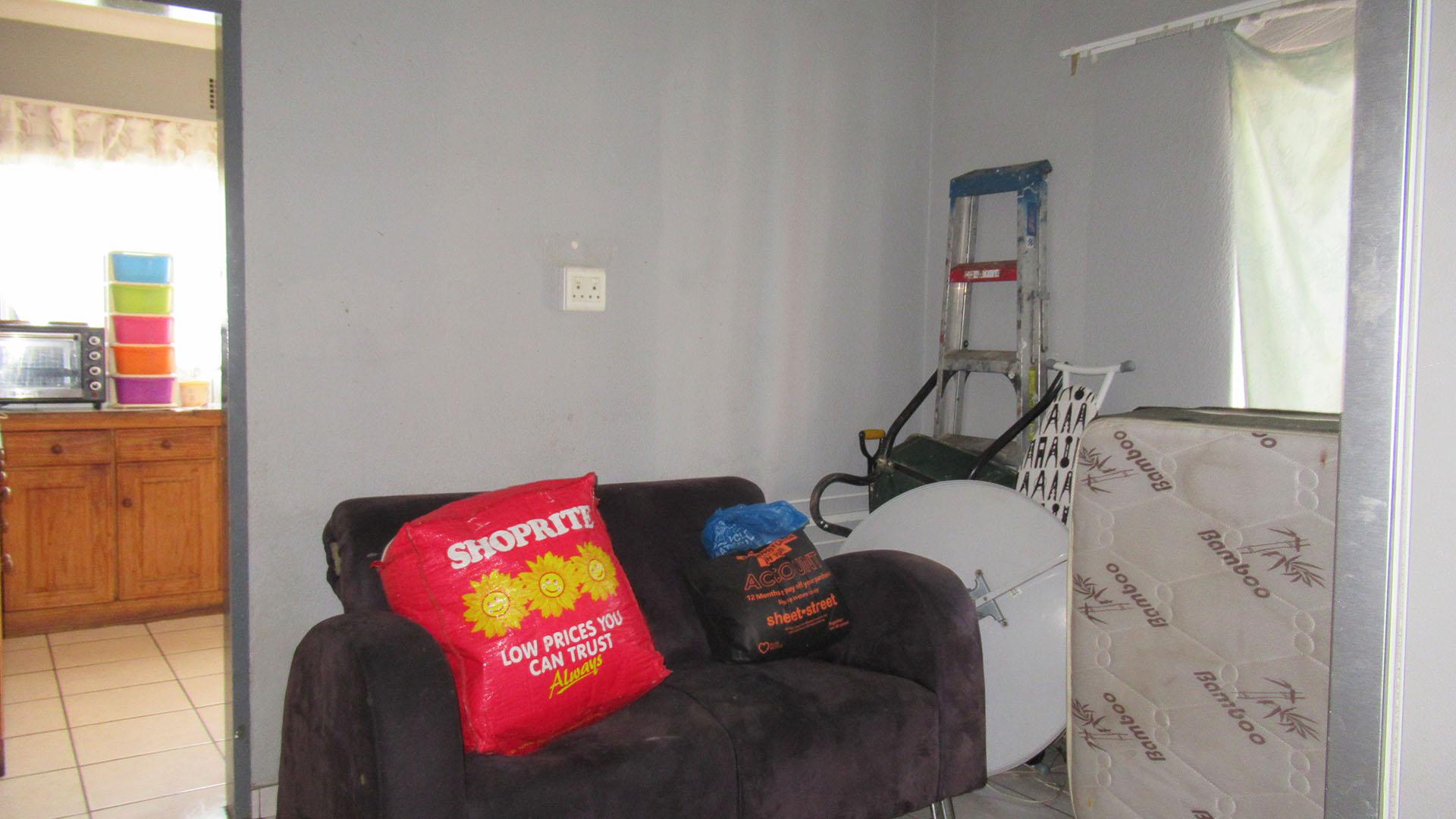 Lounges - 13 square meters of property in Elsburg