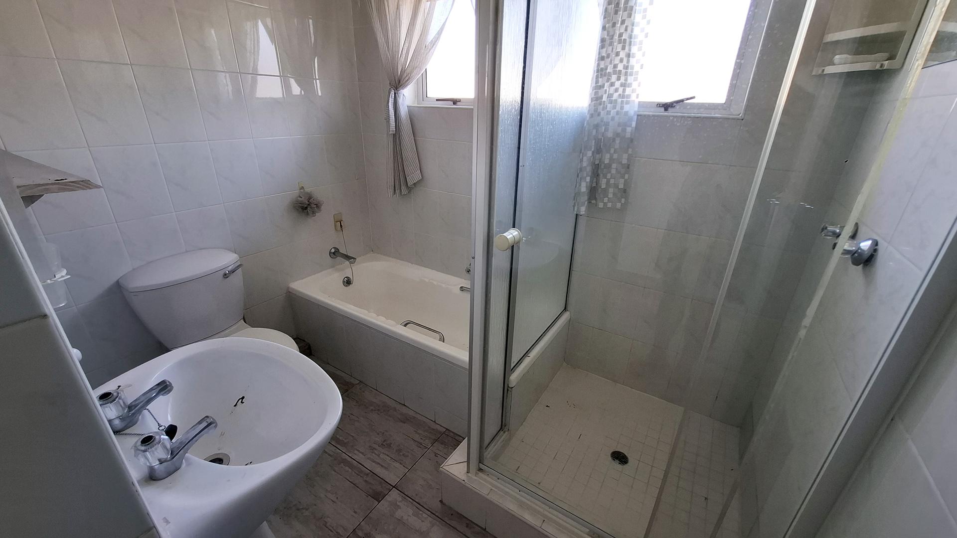 Bathroom 1 of property in Uvongo