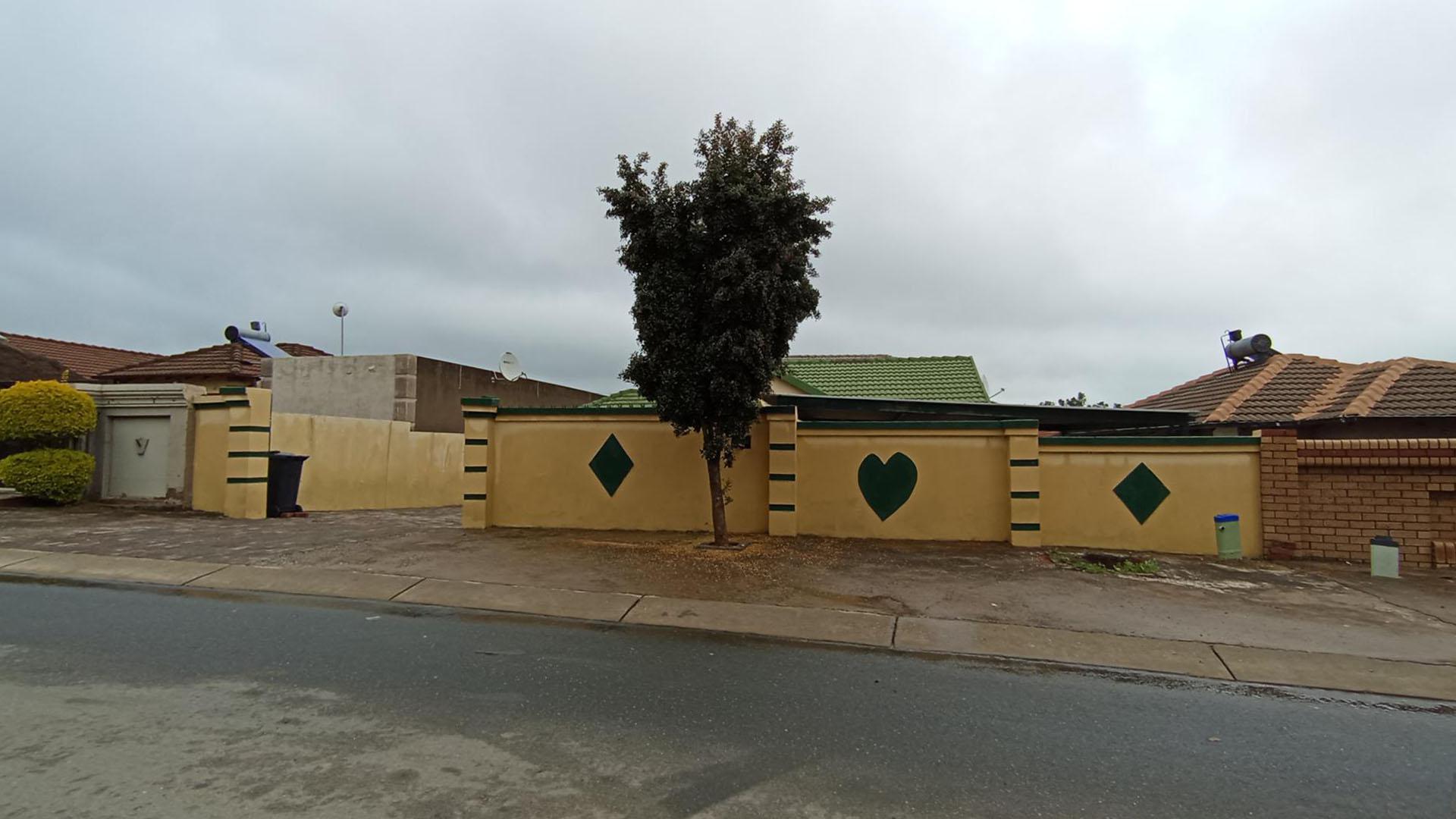 Front View of property in Olievenhoutbos