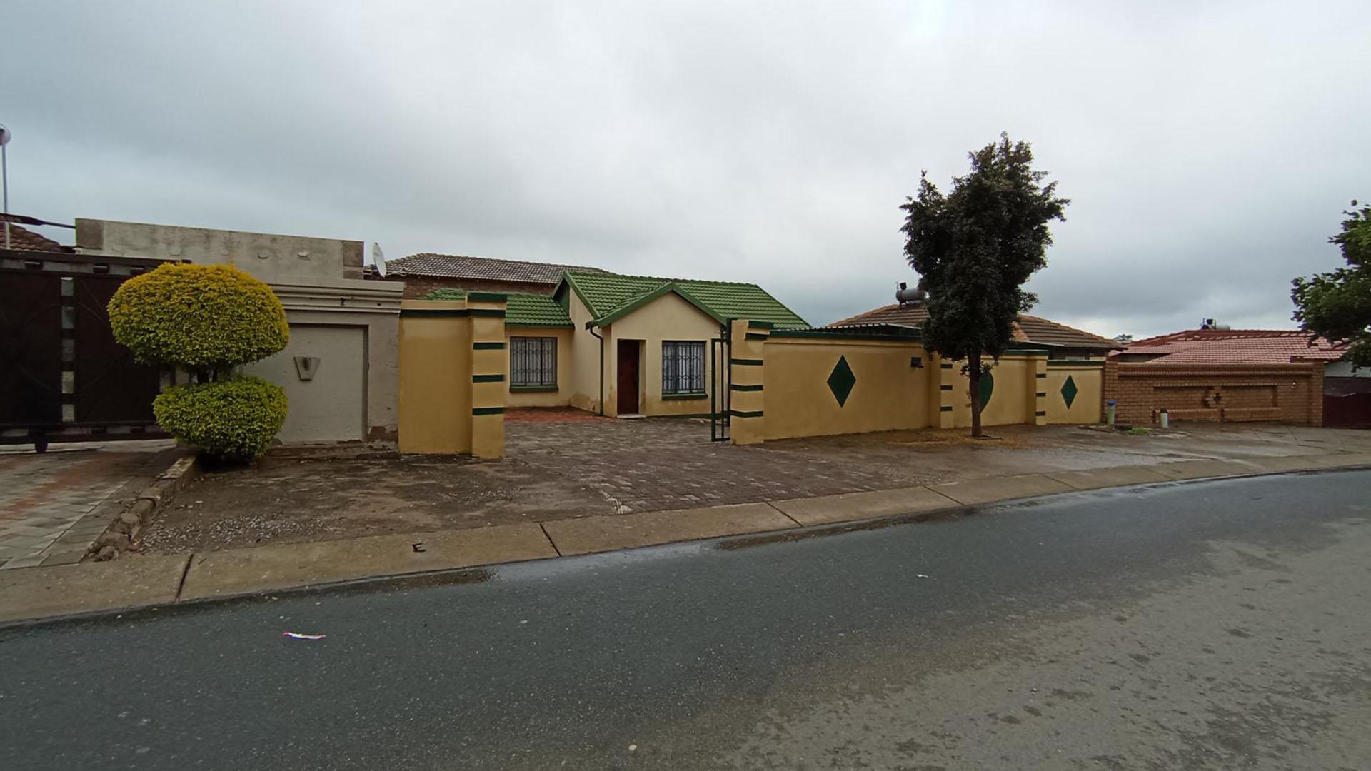 Front View of property in Olievenhoutbos