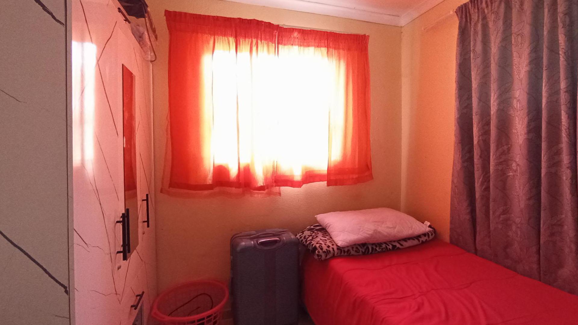 Bed Room 2 - 17 square meters of property in Olievenhoutbos