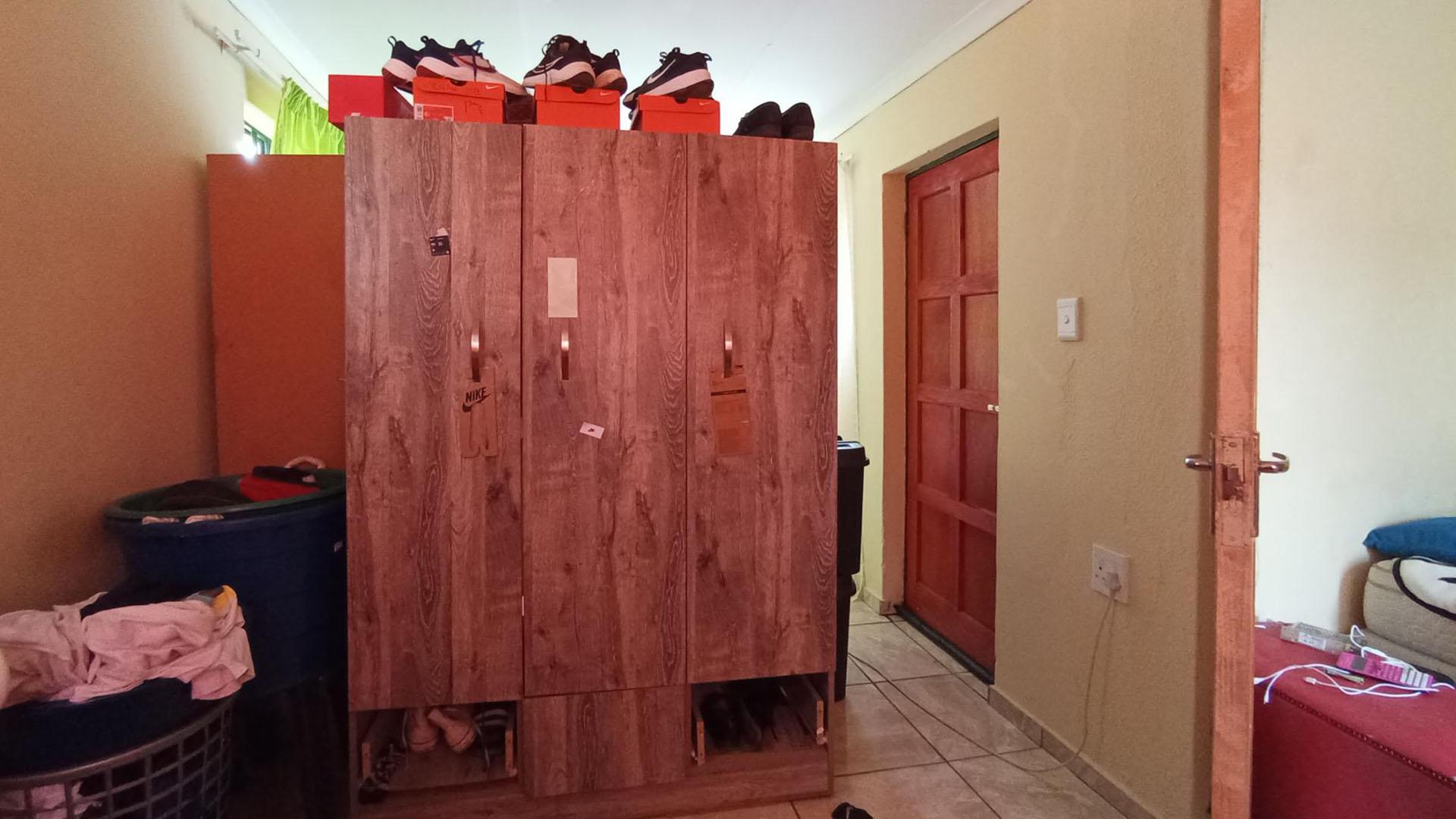 Bed Room 2 - 17 square meters of property in Olievenhoutbos