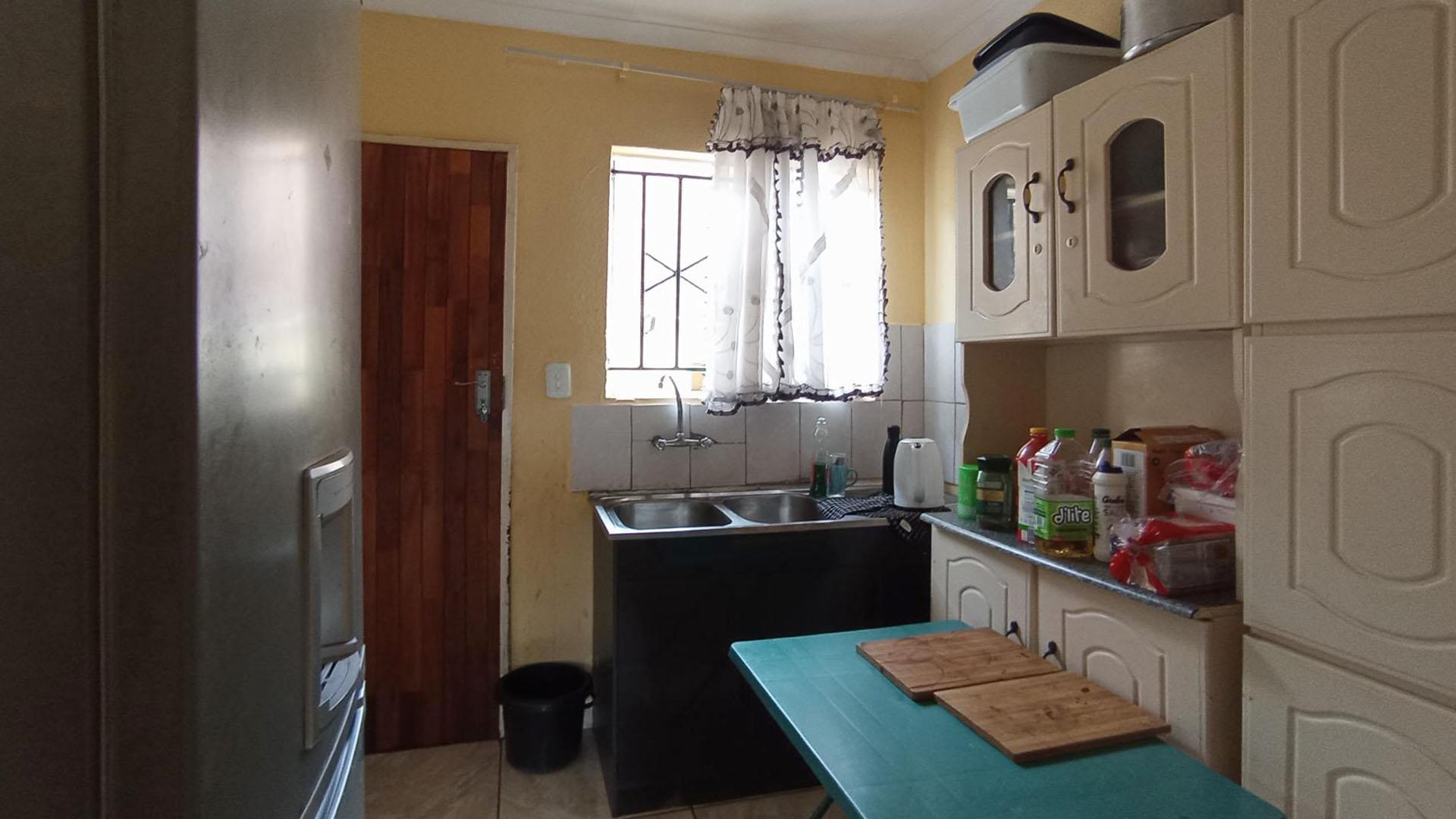 Kitchen - 8 square meters of property in Olievenhoutbos